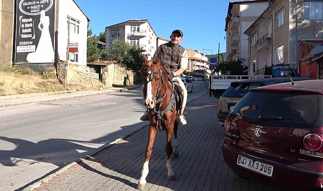 Atıyla şehirde gezen genç, vatandaşların ilgi odağı