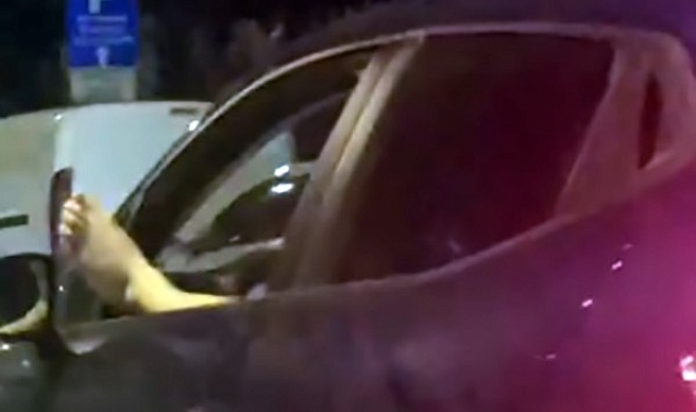 Ayağını camdan çıkartan sürücü trafiği tehlikeye soktu