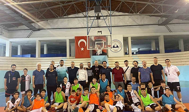 Baba ve oğulları parkede kıyasıya mücadele etti