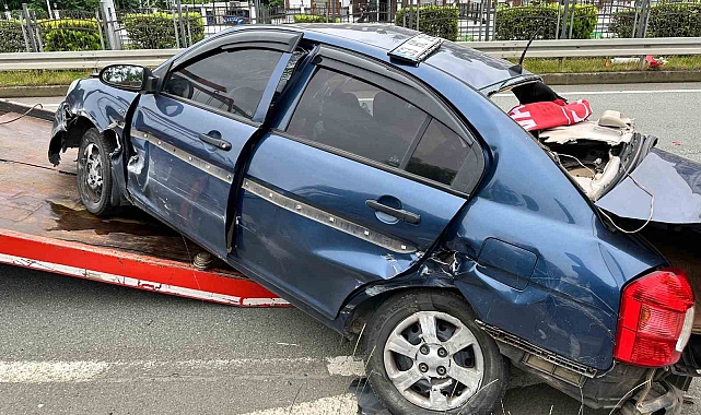 Bariyerlere çarpan araçta bulunan 3 kişi hayatını kaybetti