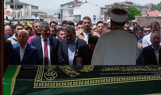 Başkan Yusuf Tekin, emekli öğretmenin cenaze törenine katıldı