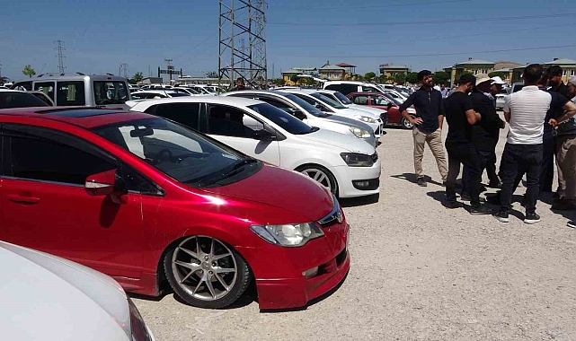 Bayramı arefesinde açık oto pazarı dolup taştı