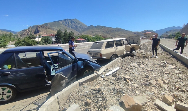 Benzin istasyonuna dönmekte olan otomobil, Tofaş&#039;la kafa kafaya çarpıştı