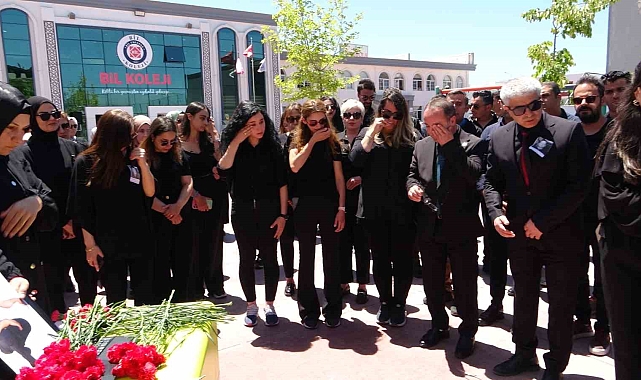 Beton mikserinin çarptığı öğretmen için karanfil bırakıldı