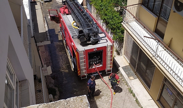 Bir apartmanın çatı katında çıkan yangın mahalle sakinlerini korkuttu