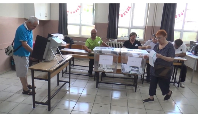 Bulgaristan seçimleri için elektronik cihazla oylar atılıyor