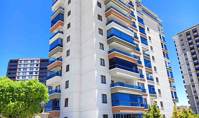 Camları sildiği esnada dengesini kaybedip yere çakıldı