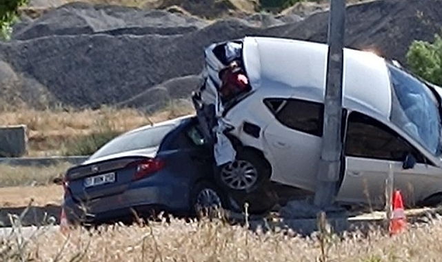 Çarpmanın etkisiyle kontrolden çıkan araçlar refüjde üst üste çıktı