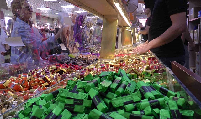 Çikolata satışları, esnafın yüzünü güldürüyor