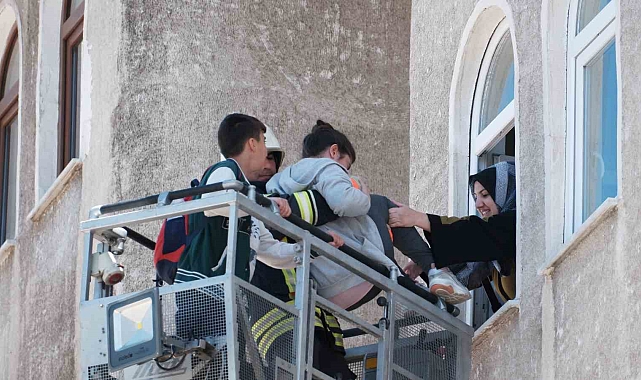 Çöken merdiven, paniğe neden oldu