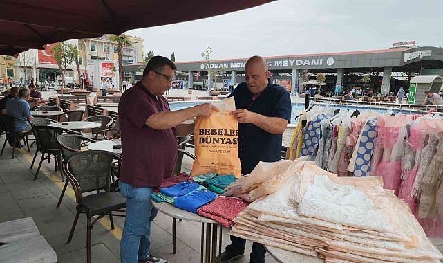 Cömert muhtar bu kez çocuklara bayram kıyafeti dağıttı