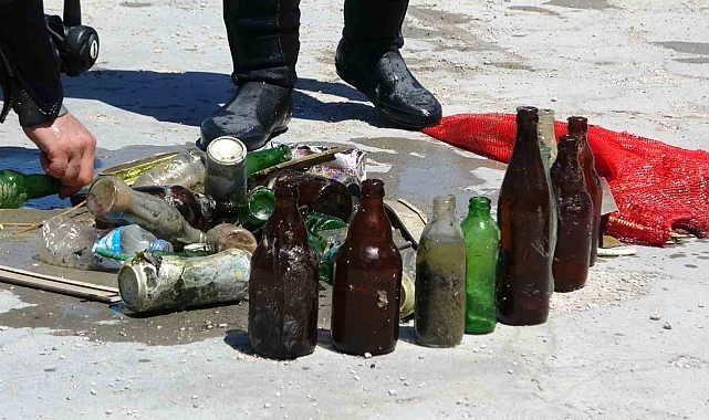 Dalış ekibi, 10 dakikada gölün derinliklerinde çok sayıda çöp malzemesi topladı