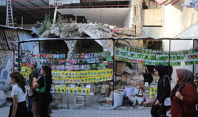 Deprem bölgesi kalabalık ama insanlar hala üzgün