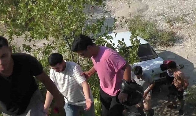 Direksiyon hakimiyetini kaybettiği araç dere yatağına uçtu