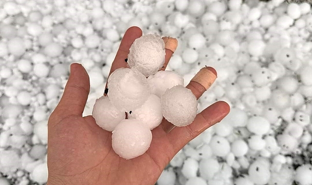 Dolu, arabanın camını kırdı Vatandaşın kafasını yaraladı