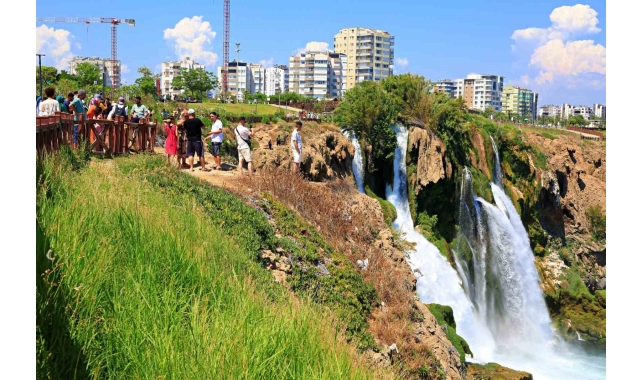 Düden Şelalesi&#039;ne tatilci akını