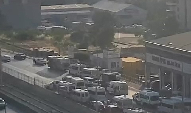 Düğün konvoyu yolu trafiğe kapattı