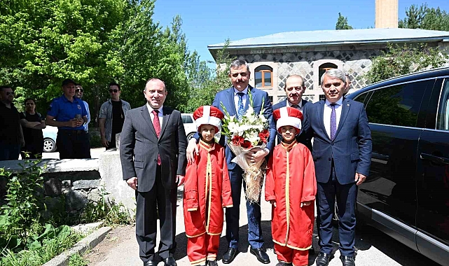 Dumlu öğrencileri karnelerini Vali Çiftçinin elinden aldı