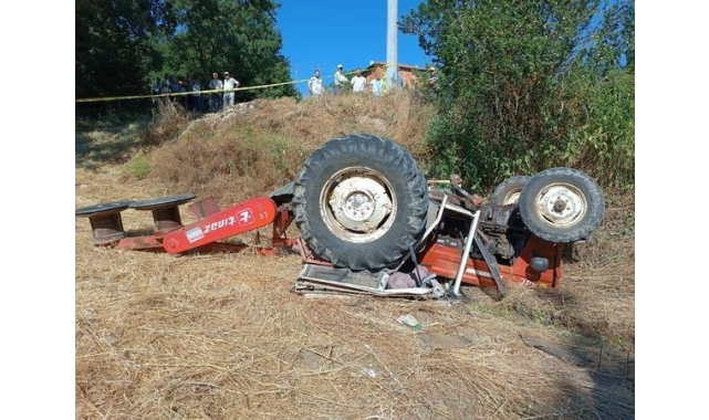 Dursunbey'de traktör ters döndü: 1 ölü