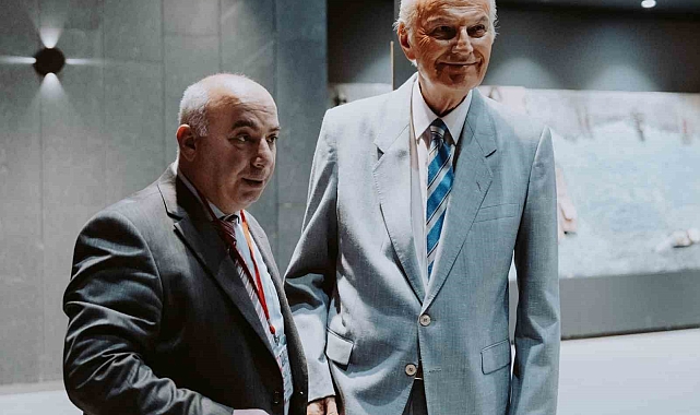 Ediz Hun sanatseverlerle buluştu