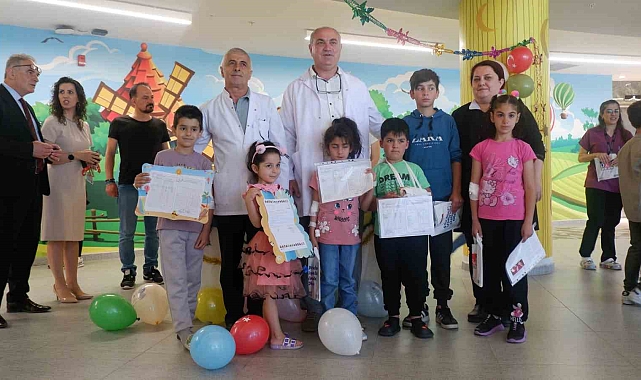 Eğitim hayatlarını hastanede sürdüren öğrenciler karnelerini aldı