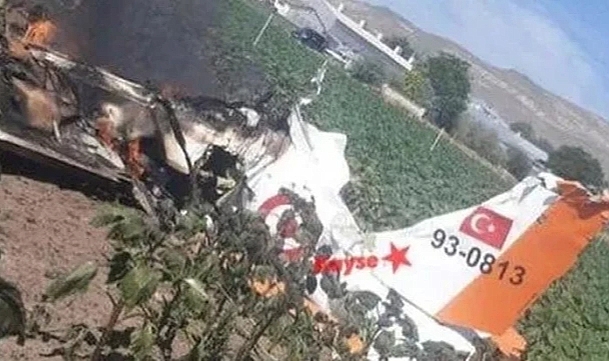 Eğitim uçağı düştü. Pilotlar hayatını kaybetti