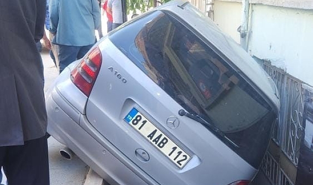 Elazığ&#039;da bir Otomobil apartman boşluğuna düştü