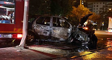 Elektrik direğine çarpan otomobil alev topuna döndü