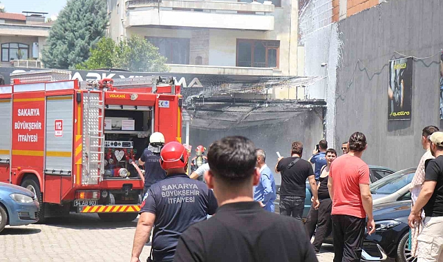 Elektrik tesisatından çıktığı düşünülen yangın, paniğe sebep oldu