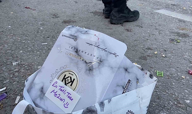 Elinde pasta ile yolun karşısına geçmeye çalışan bir kadın, aracın altında kalmaktan kıl payı kurtuldu