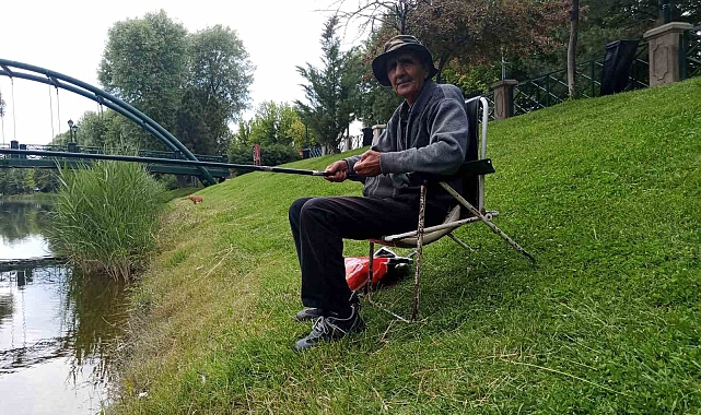 Emekli doktorun balık tutma hobisi