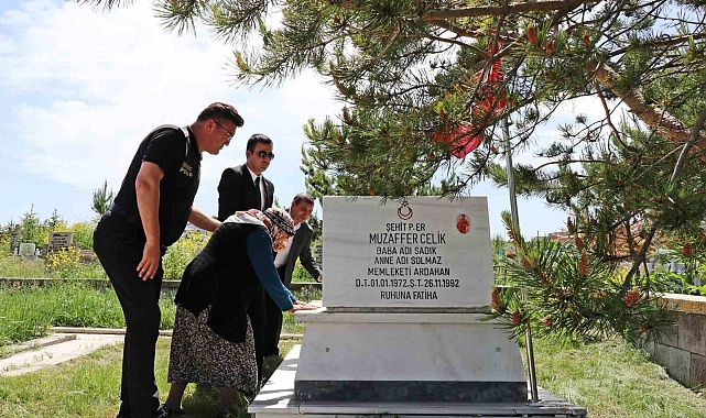 Emniyet mensupları, şehitlikteki kabirleri ziyaret edip dua okudu