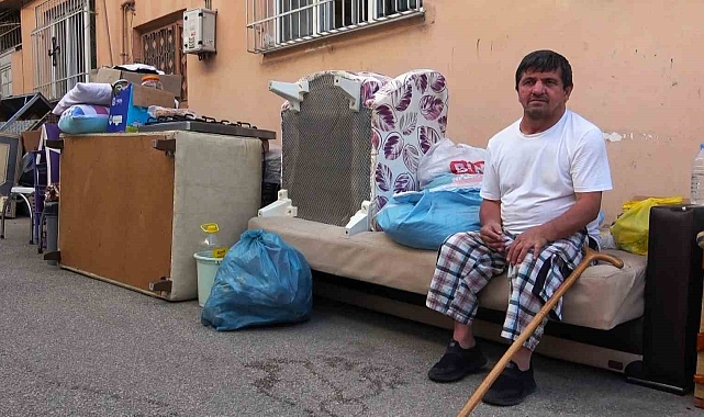 Engelli aile kira yüzünden sokağa atıldı