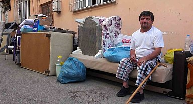 Engelli aile kira yüzünden sokağa atıldı