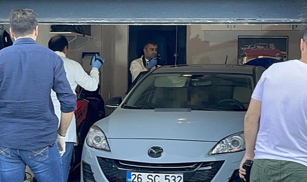 Eşini arabada öldüren şahıs eve gelip üvey kızını öldürdü ardından intihar etti