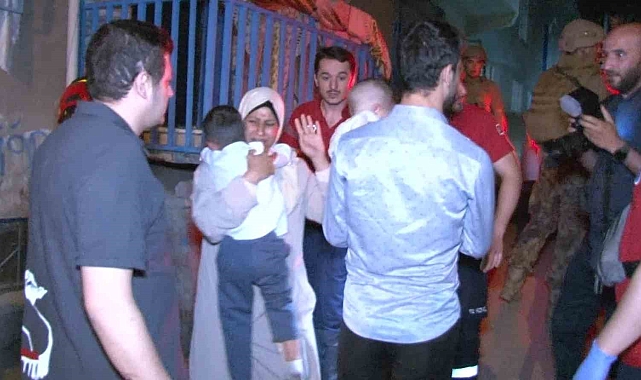 Eşiyle tartıştı, çocuklarını rehin alıp camdan dışarı sarkıttı