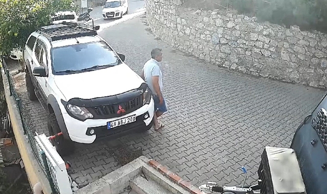 Evini ve arabalarını yakıp izlemiş