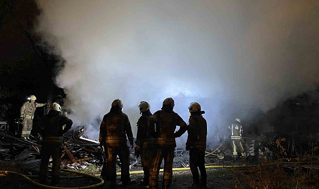 Fatih&#039;te korkutan yangın: Tek katlı ahşap baraka alev alev yandı