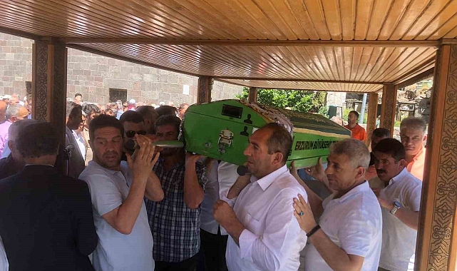 Gazeteci Selahattin Şener&#039;in ablası son yolculuğuna dualarla uğurlandı