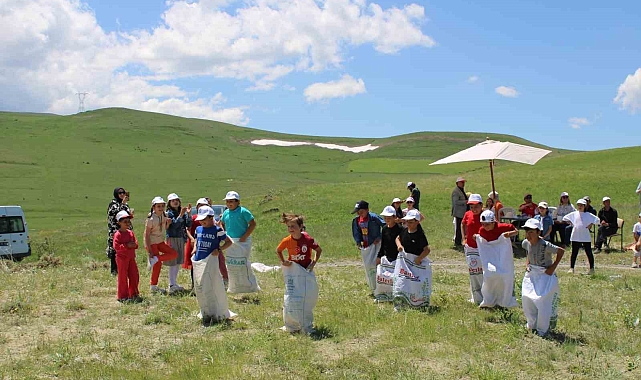 Geleneksel uçurtma şenliği, renkli görüntülere sahne oldu