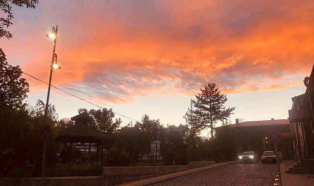 Gökyüzü kızıla büründü