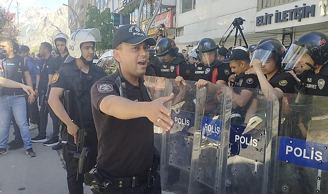 Hakkari Belediye Başkanı Mehmet Sıddık Akış&#039;ın görevden alınması üzerine olaylar çıktı