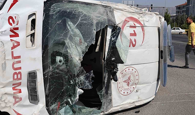 Hasta taşıyan ambulans takla attı