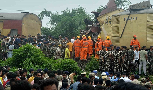 Hindistan&#039;da tren kazasında, 8 kişi öldü, 60 kişi yaralandı