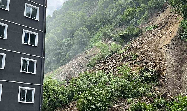 Hopa&#039;da heyelan anı kamerada