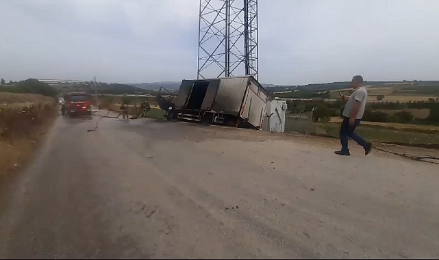 İçeri giren arı, kamyonetin devrilmesine sebep oldu. araç alev aldı