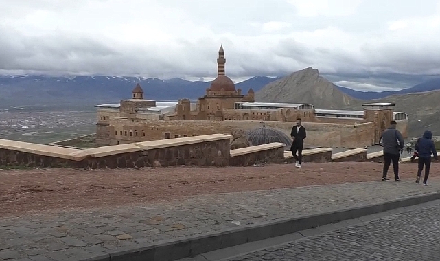 Iğdır’a 45 km uzaklıktaki tarihi saraya ziyaretçi akını