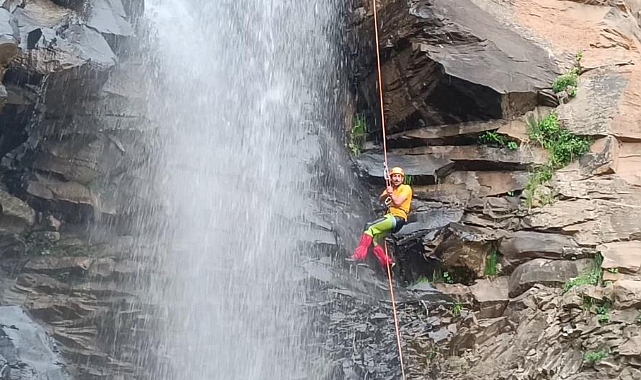 Iğdır&#039;da bir ilke imza atan dağcılar şelaleden iniş yaptılar