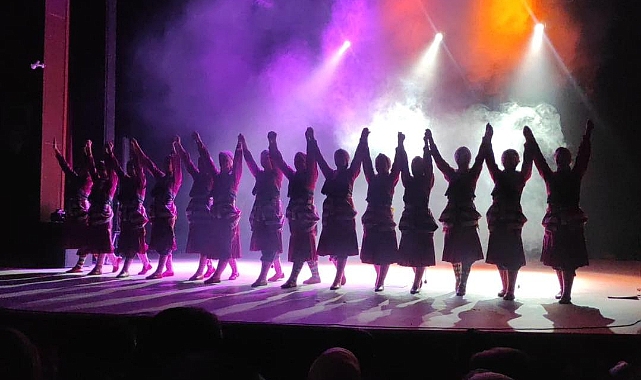 Iğdır&#039;da Halk Oyunları Topluluğu gösterileriyle büyüledi