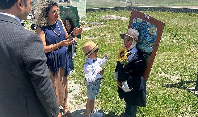 Iğdır’da İlkokulu öğrencileri ünlü ressamları canlandırdı